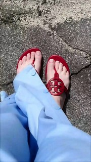 Sydney Sweeney feet photo thumbnail