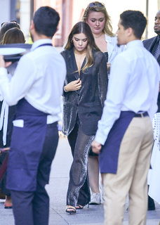 Hailee Steinfeld feet photo thumbnail