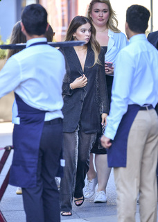 Hailee Steinfeld feet photo thumbnail
