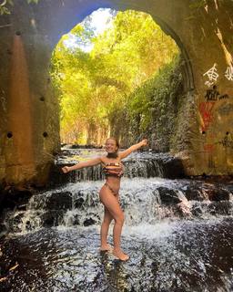 Larissa Manoela feet photo thumbnail