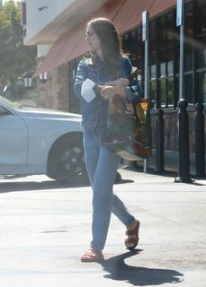 Alison Brie feet photo thumbnail
