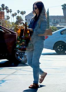 Alison Brie feet photo thumbnail