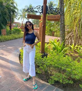 Anushka Sen feet photo thumbnail