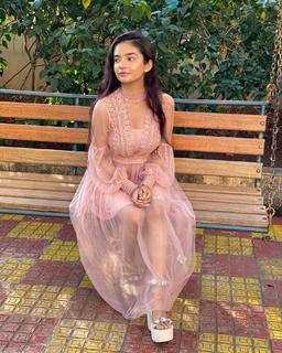 Anushka Sen feet photo thumbnail