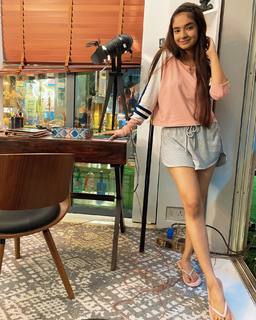 Anushka Sen feet photo thumbnail