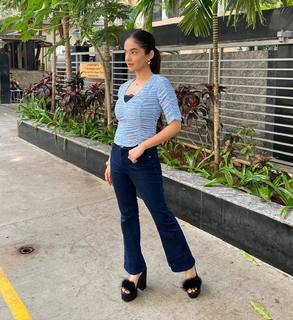 Anushka Sen feet photo thumbnail