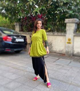 Anushka Sen feet photo thumbnail