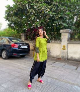 Anushka Sen feet photo thumbnail
