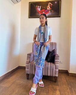 Anushka Sen feet photo thumbnail