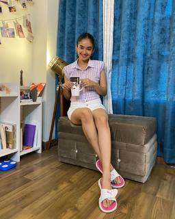 Anushka Sen feet photo thumbnail