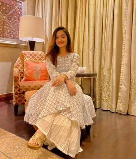 Anushka Sen feet photo thumbnail