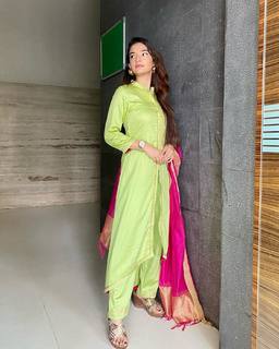 Anushka Sen feet photo thumbnail