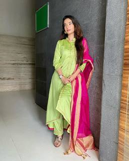 Anushka Sen feet photo thumbnail