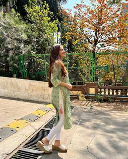 Anushka Sen feet photo thumbnail