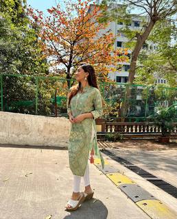 Anushka Sen feet photo thumbnail