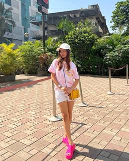Anushka Sen feet photo thumbnail