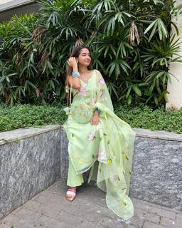 Anushka Sen feet photo thumbnail