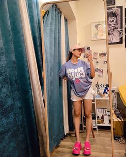 Anushka Sen feet photo thumbnail
