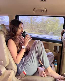 Anushka Sen feet photo thumbnail