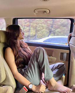 Anushka Sen feet photo thumbnail