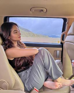 Anushka Sen feet photo thumbnail