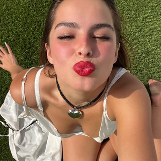 Addison Rae feet photo thumbnail