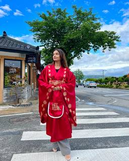 Anushka Sen feet photo thumbnail