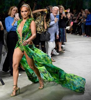 Jennifer Lopez feet photo thumbnail