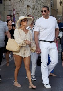 Jennifer Lopez feet photo thumbnail