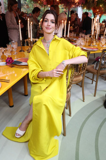 Anne Hathaway feet photo thumbnail