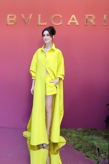 Anne Hathaway feet photo thumbnail