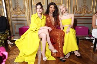 Anne Hathaway feet photo thumbnail