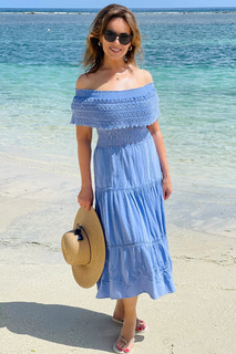 Lisa Robertson feet photo thumbnail