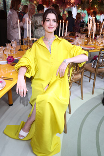 Anne Hathaway feet photo thumbnail