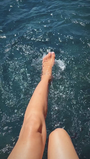 Elena Santarelli feet photo thumbnail