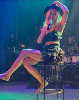 Debbie Gibson feet photo thumbnail