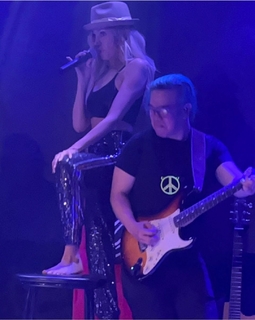Debbie Gibson feet photo thumbnail