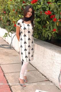 Kriti Kharbanda feet photo 2