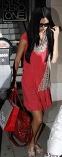Selena Gomez feet photo thumbnail