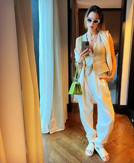 Alessandra Ambrosio feet photo thumbnail