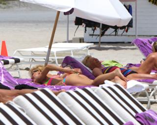 Michelle Hunziker feet photo thumbnail
