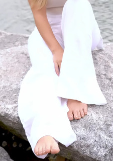 Carla Diaz feet photo thumbnail