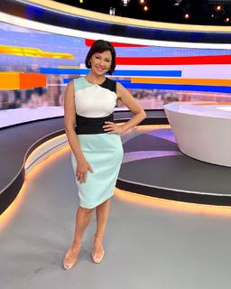 Anna Popek feet photo thumbnail