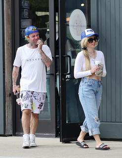 Avril Lavigne feet photo thumbnail