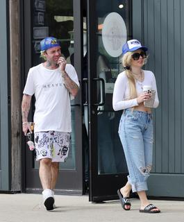 Avril Lavigne feet photo thumbnail