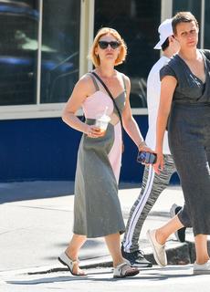 Claire Danes feet photo thumbnail