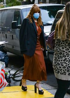Bryce Dallas Howard feet photo thumbnail