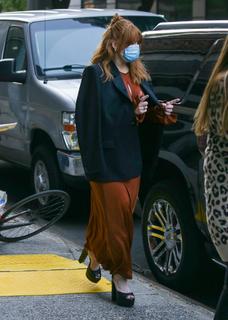 Bryce Dallas Howard feet photo thumbnail