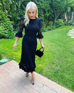Emma Roberts feet photo thumbnail