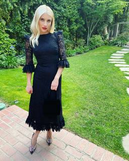 Emma Roberts feet photo thumbnail